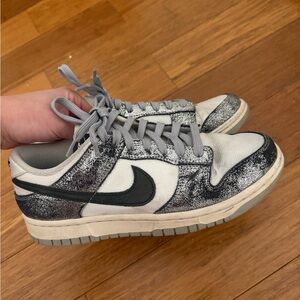 WOMEN'S NIKE DUNK LOW SE CASUAL SHOE